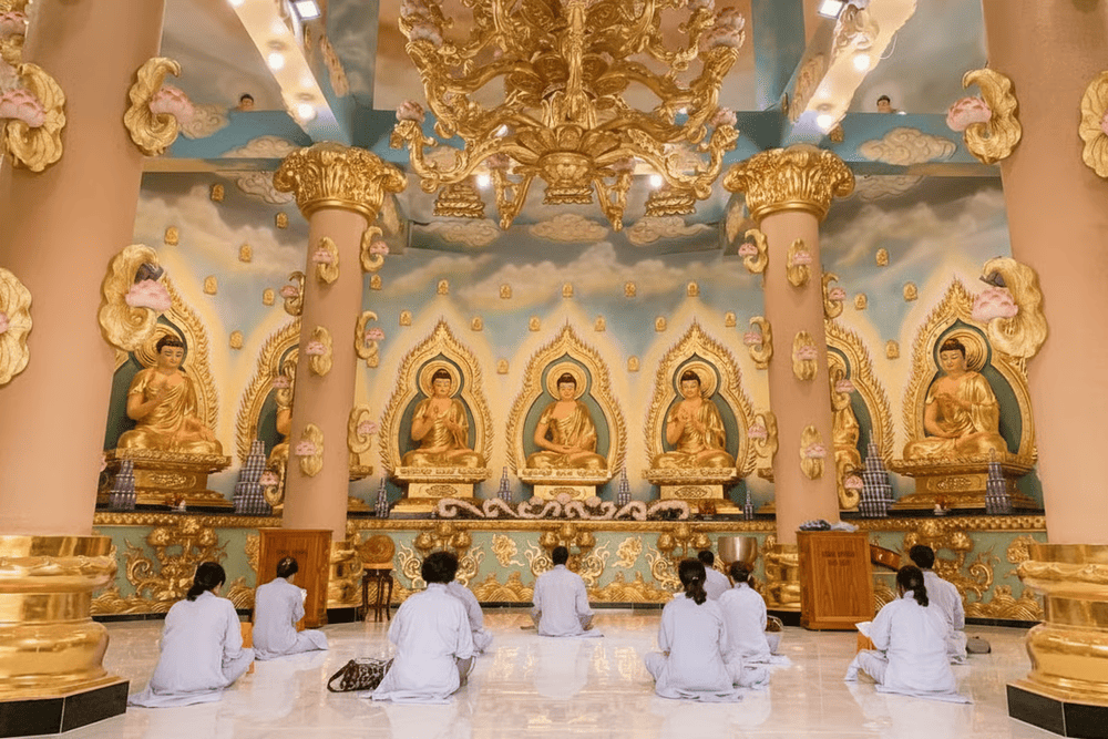 Hành hương, chiêm bái, dâng lễ là hoạt động không thể thiếu đối với hầu hết du khách đến chùa Giác Hoa